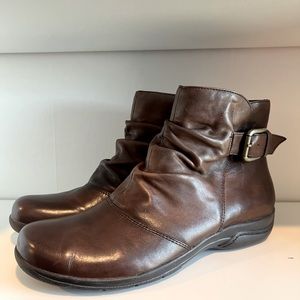 Clarks Booties, women’s size 11 with a leather upper and man made sole in brown.
